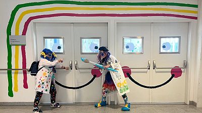 20 años de sonrisas en el HUCA con los 'Doctores payaso' - Asturias Informativos | Escuchar