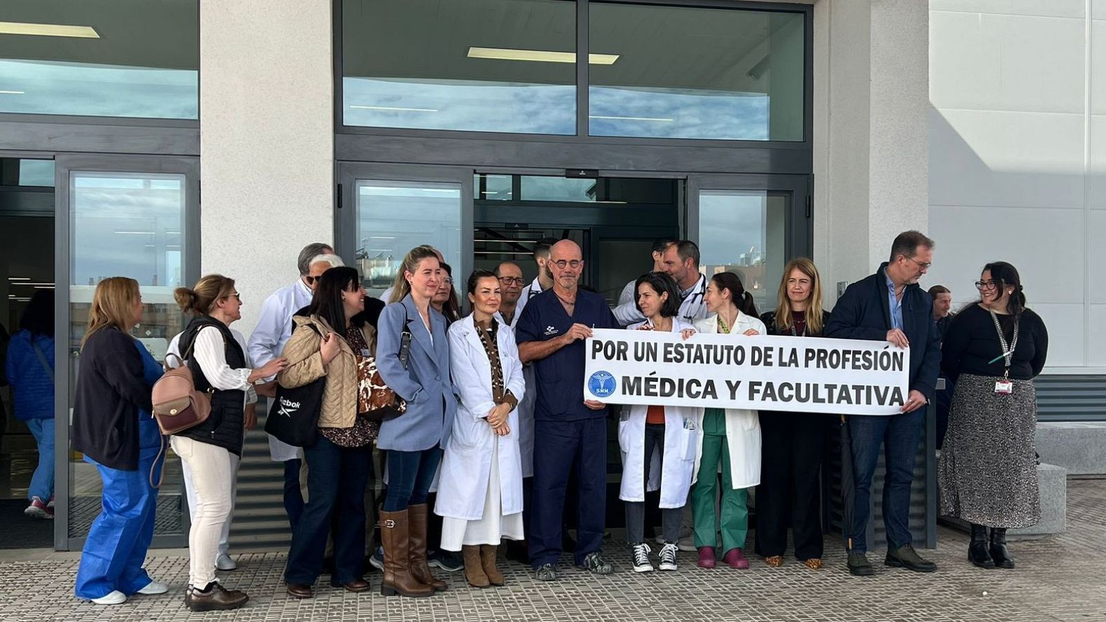 Los médicos se concentran a las puertas del Hospital Universitario para reclamar un estatuto propio | Ver