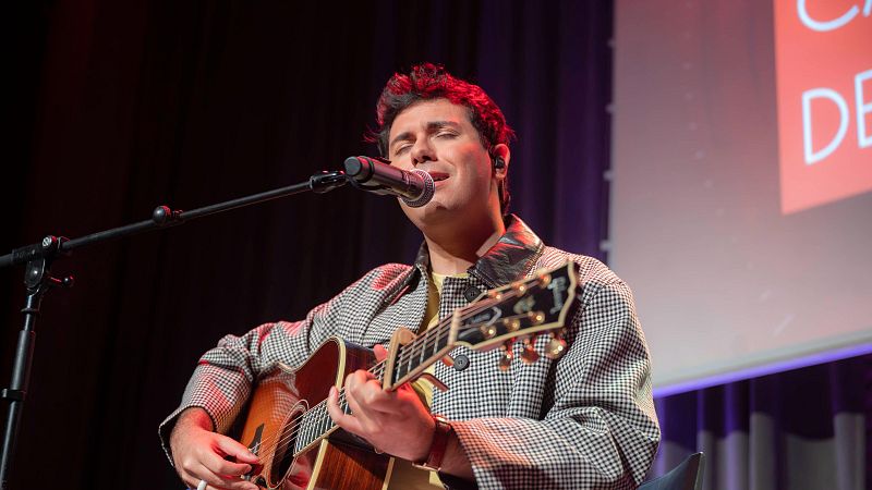 Alfred Garcia recull el Disc Català de l'Any de Ràdio 4' per l'àlbum 'T'estimo es te quiero'