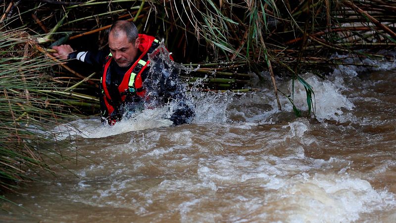 Hallan el cadáver de un motorista y buscan a un guardia civil tras ser arrastrados por el agua en Jaén y Sevilla
