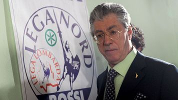 Umberto Bossi, l�der populista de la Liga Norte, llega a una rueda de prensa en Mil�n el 29 de marzo de 2010.