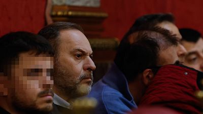 El exministro Jose Luis �balos, y su exasesor Koldo Garc�a, tapado con una cazadora, durante la audiencia preliminar en el Tribunal Supremo.