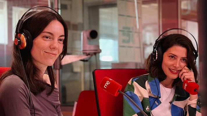 B�rbara Lennie y Vicky Luengo, en los estudios de RNE.