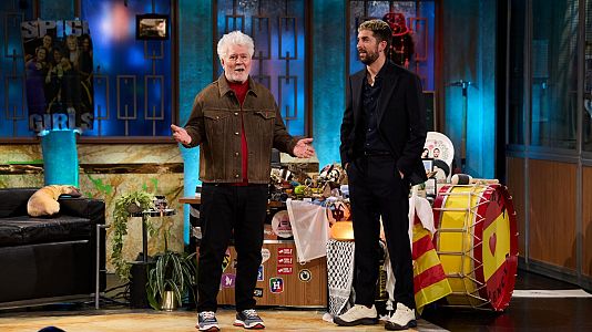 Pedro Almod�var y David Broncano, en 'La Revuelta'