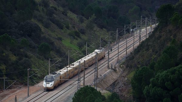 La jueza de Montoro detecta 42 metros de v�a retirada de Adamuz sin permiso.