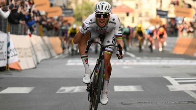 Ca�da, remontada y victoria al sprint: un heroico Pogacar conquista su primera Mil�n-San Remo