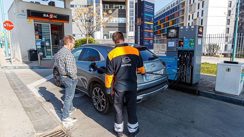 La rebaja en los carburantes por las medidas anticrisis se nota en las gasolineras: "Es una buena medida, pero insuficiente"