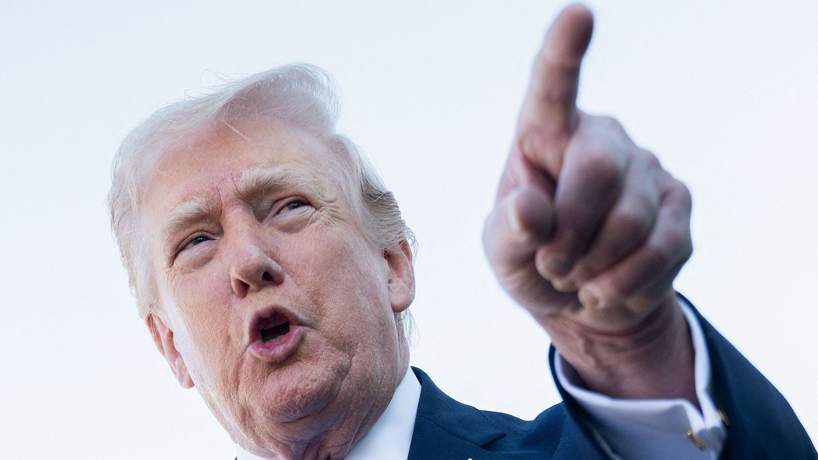 Trump promete que EE.UU. no bombardeará centrales eléctricas en Irán hasta el viernes - Telediario 1 | Ver