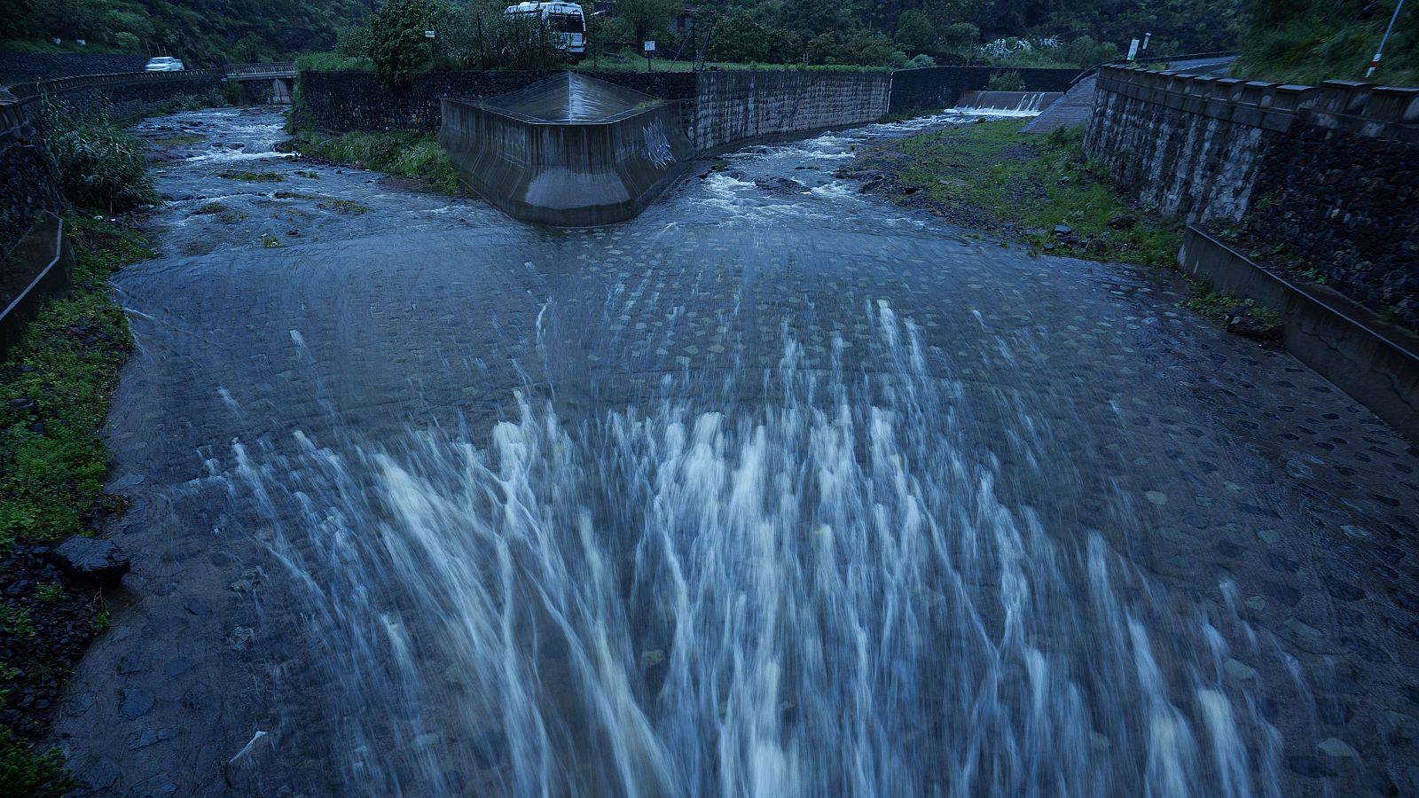 Desalojan a los vecinos del cauce de la presa de Ayagaures, Gran Canaria, por la lluvia