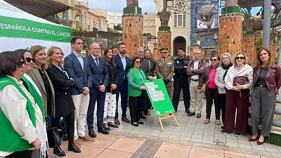 Autoridades de Melilla y representantes de la AECC en la mesa informativa de la Plaza Men�ndez Pelayo