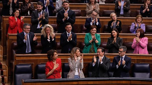 La vicepresidenta primera, Mar�a Jes�s Montero (i), recibe el aplauso de su bancada durante la sesi�n de control al Gobierno