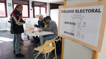 Uno de los primeros ciudadanos en votar en las urnas en Valladolid tras abrir los colegios electorales en Castilla y Le�n