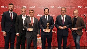 Foto de familia de los premiados y asistentes