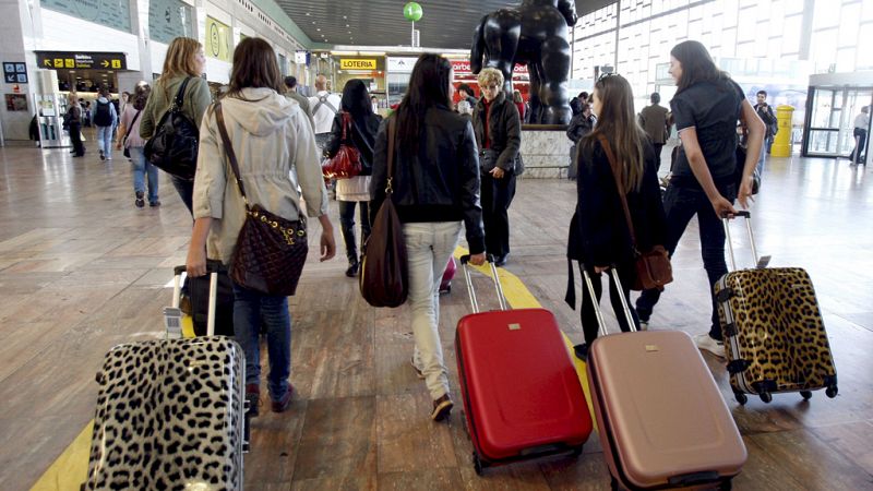 Aumenta un 3,2% el número de españoles que reside en el extranjero hasta los 2,4 millones