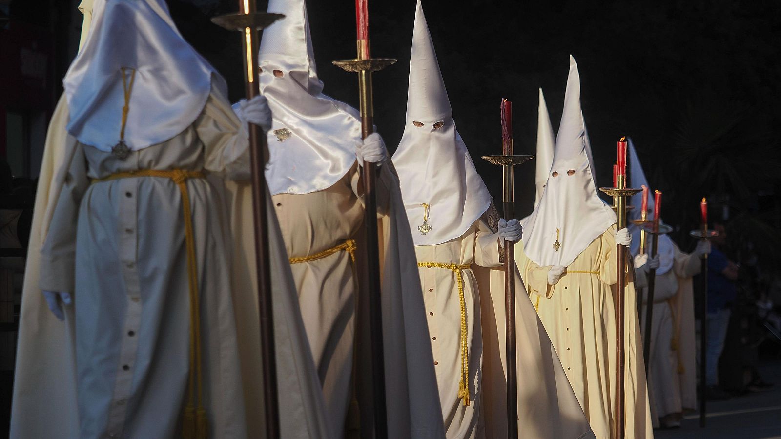 Los hábitos de los cofrades: por encargo, en herencia o de alquiler - Noticias de Castilla y León | Ver