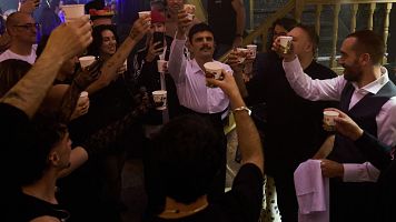 Rodrigo Cuevas brinda junto al equipo de La Revuelta tras su actuaci�n 26/03/26