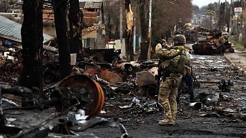 Un tanque ruso destruido y veh�culos blindados en medio de la invasi�n de Rusia en Bucha