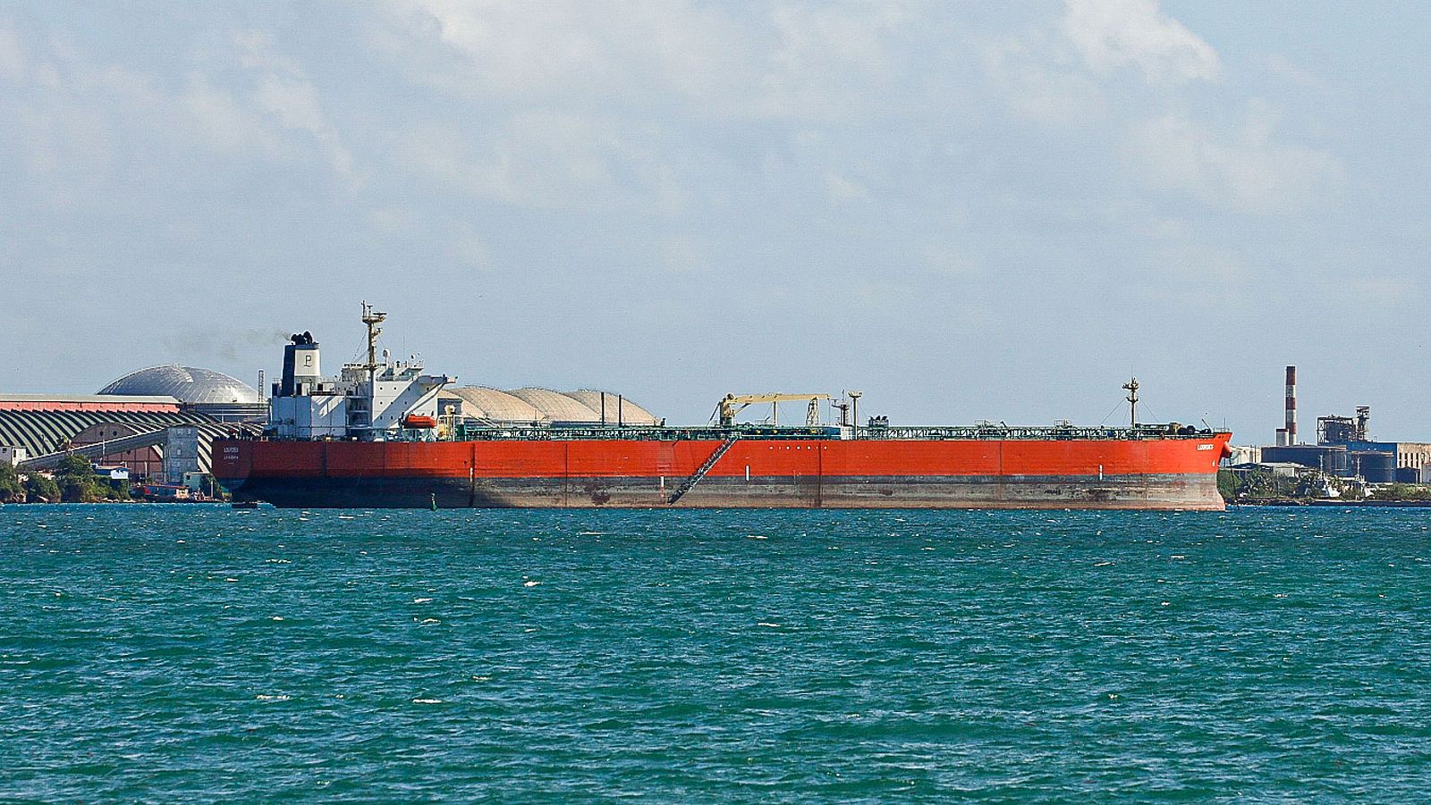 Estados Unidos rompe el bloqueo con Cuba y permite la llegada de un buque petrolero ruso a la isla - La tarde en 24h | Ver