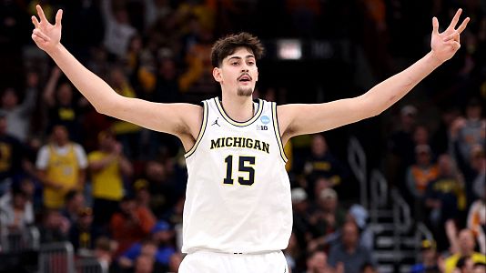 El p�vot espa�ol Aday Mara durante un partido de los Michigan Wolverines.