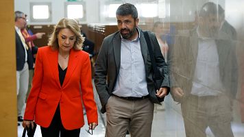 Carlos Maz�n, expresidente de la Comunidad Valenciana, conversa con la vicepresidenta de la Generalitat, Susana Camarero, en los pasillos de las Cortes Valencianas