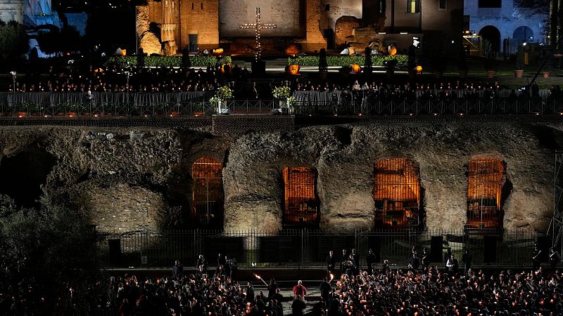 El papa León XIV denuncia el "desastre de la guerra" y los "genocidios" en su primer Vía Crucis en el Coliseo de Roma