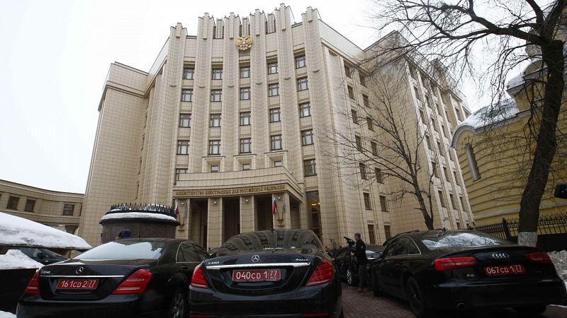 Moscú insinúa que Londres envenenó a Skripal en una tensa reunión con embajadores
