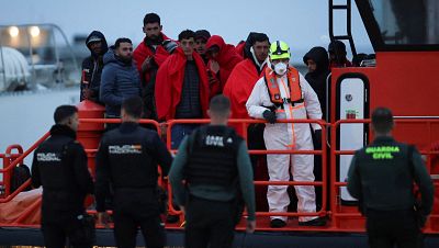 Rescatan a 32 migrantes en una patera a 56 millas de Ibiza