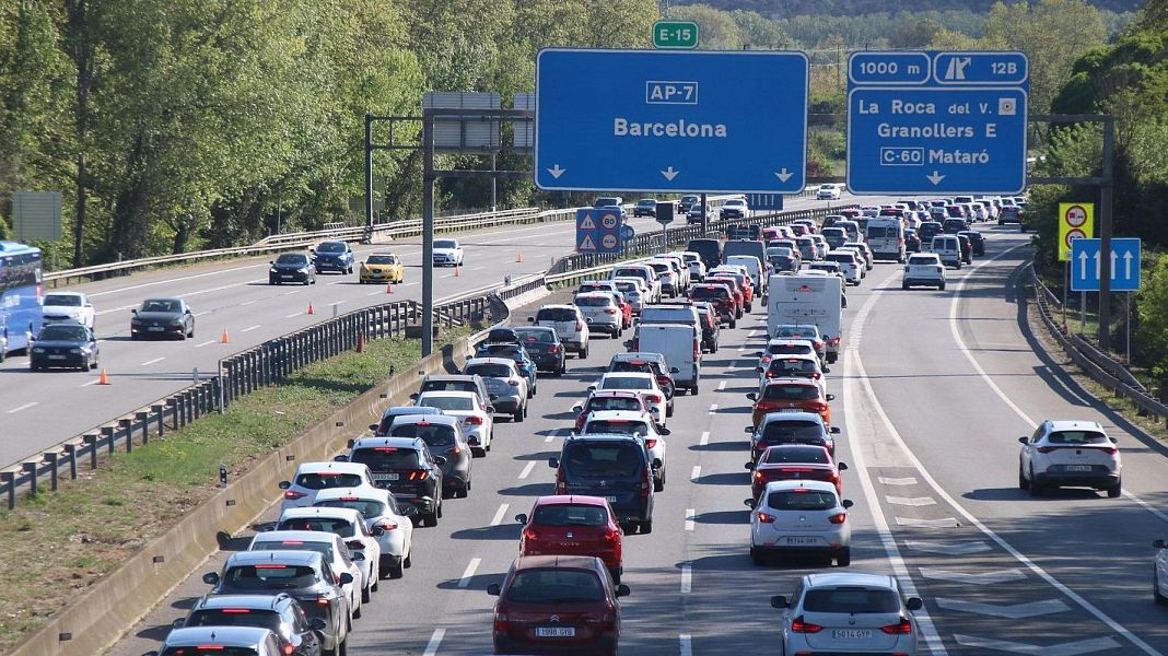 Tr�nsit habilita carrils adicionals a l'AP-7 coincidint amb les retencions per tornar a Barcelona