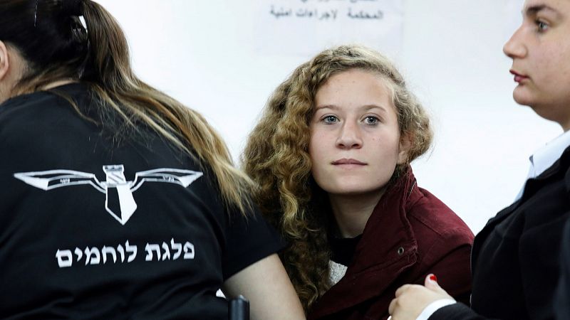 La activista adolescente palestina Ahed Tamimi acepta ocho meses de prisión por agredir a un soldado