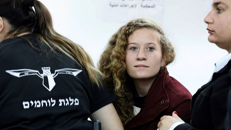 La activista adolescente palestina Ahed Tamimi acepta ocho meses de prisión por agredir a un soldado