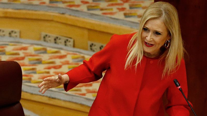 Cifuentes niega "irregularidades" con su máster y aporta un correo de 2014 sobre "el error de transcripción" de sus notas