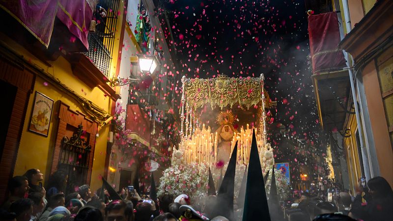 Sevilla vive una Madrugá de contrastes y devoción: imágenes de la noche más emblemática de su Semana Santa