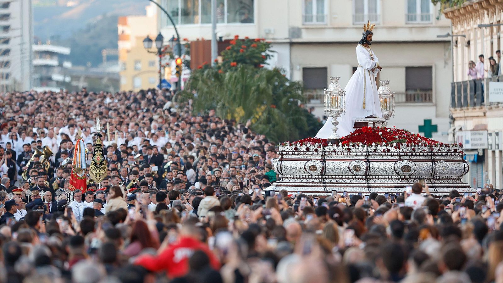 La primera mujer en portar un trono en Semana Santa oficialmente en España, sobre Sagunto: "Estoy estupefacta" - Informativo 24h | Ver