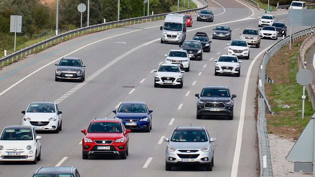 Vehicles que circulen per l'AP-7, prop de l?enlla� amb l'A-2 a Martorell, durant l'operaci� sortida de Setmana Santa