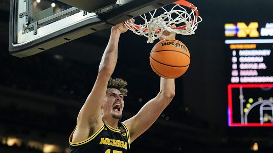 Aday Mara (Michigan Wolverines) realiza un mate contra los Arizona Wildcats