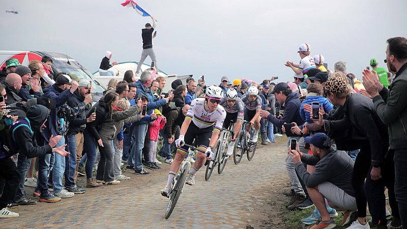 El esloveno Tadej Pogacar enfila el último monumento que le falta por conquistar