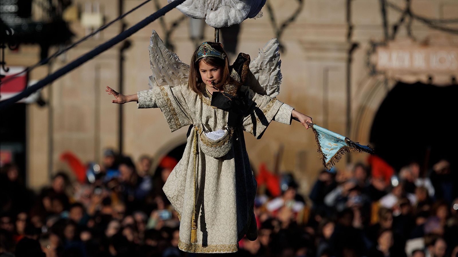 Miles de personas asisten en Tudela a la Bajada del Ángel - Telenavarra | Ver