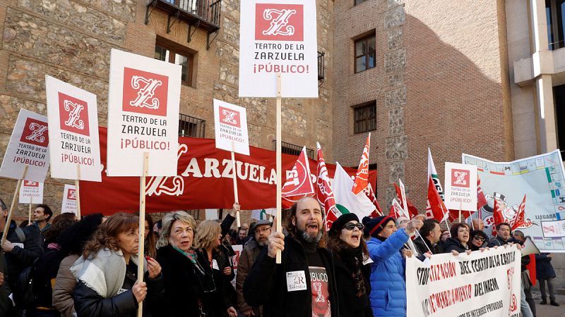 Los trabajadores del Teatro de la Zarzuela protestan ante Cultura para decir "No" a la fusión