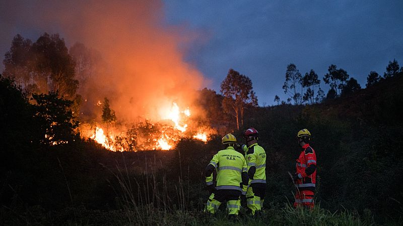 Decenas de incendios activos en Asturias y Cantabria en una jornada de riesgo alto por el calor