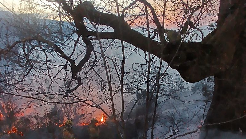 Cantabria amanece con 26 incendios forestales y activa el INFOCANT