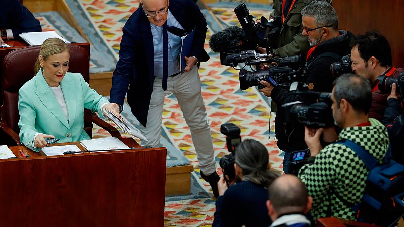 Cifuentes afronta un pleno tenso con críticas e ironías permanentes por la polémica del máster
