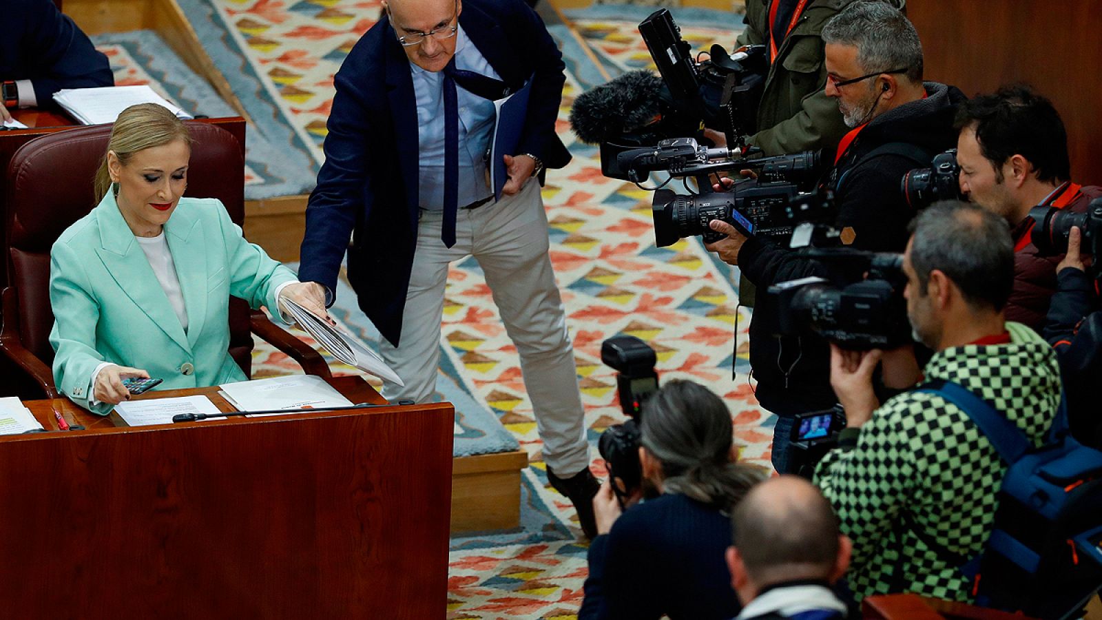 PSOE y Podemos no descartan una moción de censura contra Cifuentes por la polémica del máster