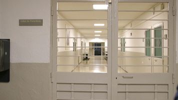 Una porta del passad�s de la pres� de dones de Wad Ras  (ACN | Bernat Vilar�)