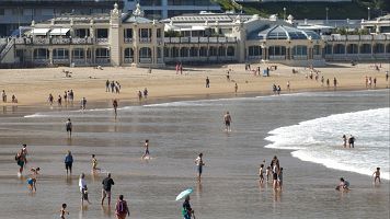 Ba�istas disfrutan de un d�a soleado en la playa de la Concha de San Sebasti�n este mi�rcoles