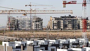 Vista de varios bloques de viviendas en construcci�n en el barrio madrile�o de El Ca�averal