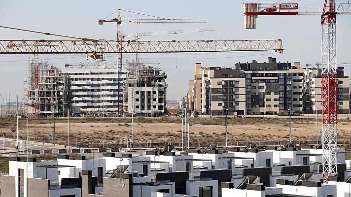 Vista de varios bloques de viviendas en construcci�n en el barrio madrile�o de El Ca�averal