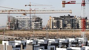 Vista de varios bloques de viviendas en construcci�n en el barrio madrile�o de El Ca�averal