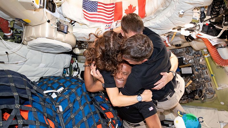 Los astronautas de Artemis II se alejan de la Luna y se preparan para la reentrada a la Tierra