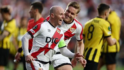 Isi Palaz�n celebra su gol en el Rayo Vallecano-AEK de Conference League.