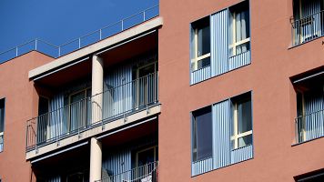 Detall d'un balc� d'un edifici d'habitatge de protecci� oficial (HPO) al Masnou, amb desenes de pisos per a llogar i d'altres a la venda